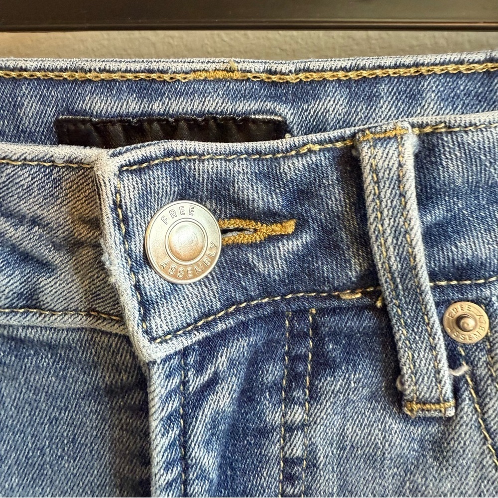 Free Assembly High Rise Boot Cut Jeans - Picture 4 of 7